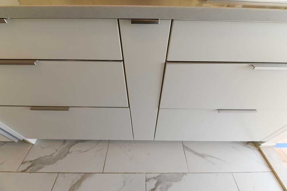 Leicht Modern Off White Kitchenette with Quartz Countertops & Smeg Appliances