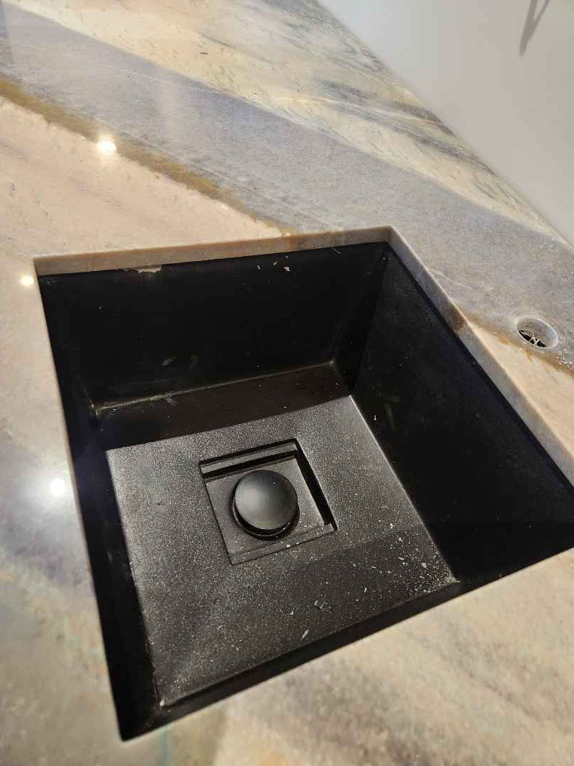 Rein & Jac Transitional Navy & Natural Wood Toned U-Shaped Bar with Marble Countertops, Sink and Faucet