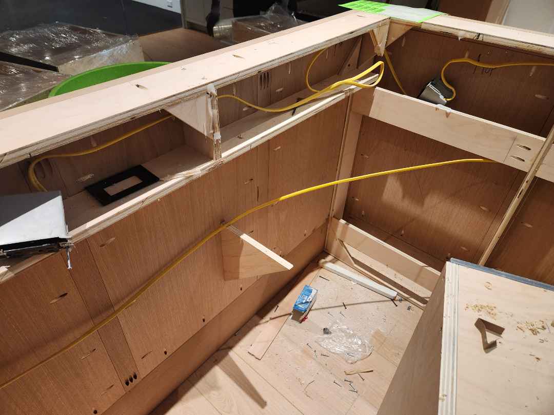 Rein & Jac Transitional Navy & Natural Wood Toned U-Shaped Bar with Marble Countertops, Sink and Faucet