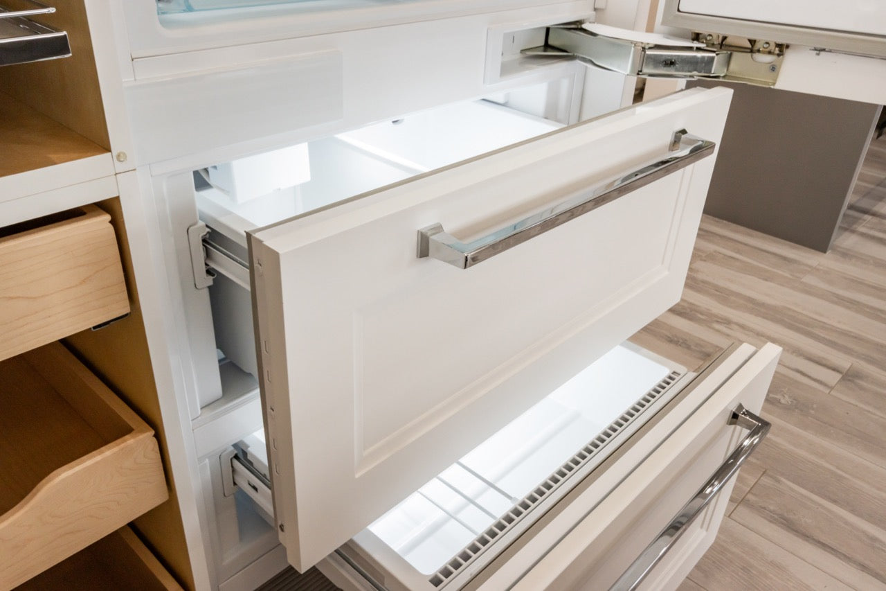 Irpinia Transitional White Kitchen | Quartz Island & Miele Appliances