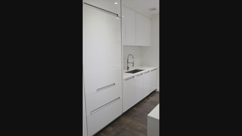 Luxury German engineered handleless white lacquer modular kitchen suite by Poggenpohl