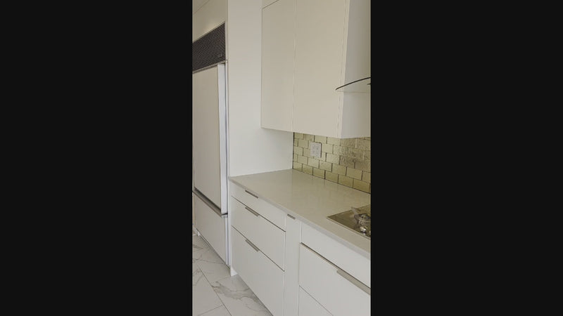 Leicht modern off white kitchenette with integrated Smeg oven and cooktop